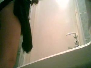 Русские девочки писают в женском туалете на скрытую камеру