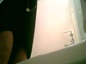 Русские девочки писают в женском туалете на скрытую камеру