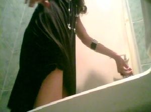 Русские девочки писают в женском туалете на скрытую камеру