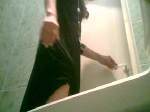 Русские девочки писают в женском туалете на скрытую камеру