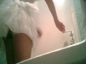 Русские девочки писают в женском туалете на скрытую камеру