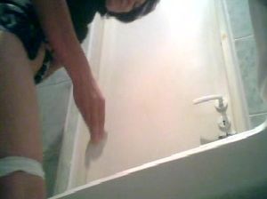 Писающая телка светит голой пиздой в женском туалете