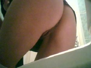 Писающая телка светит голой пиздой в женском туалете