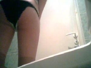 Скрытая камера в женском туалете снимает писающую девочку