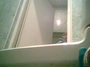 Русская студентка засветила письку на скрытую камеру в туалете универа