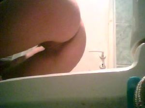 Русская студентка засветила письку на скрытую камеру в туалете универа