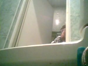 Русская студентка засветила письку на скрытую камеру в туалете универа