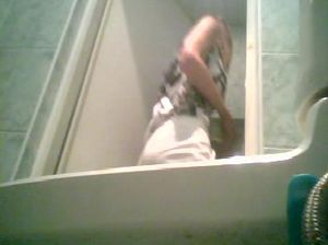 Русская студентка засветила письку на скрытую камеру в туалете универа