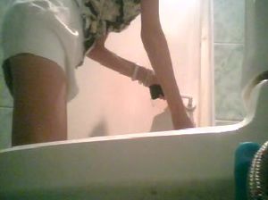 Русская студентка засветила письку на скрытую камеру в туалете универа