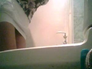 Русская студентка засветила письку на скрытую камеру в туалете универа