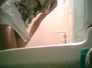 Русская студентка засветила письку на скрытую камеру в туалете универа