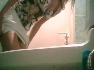 Русская студентка засветила письку на скрытую камеру в туалете универа