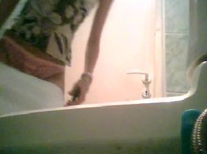 Русская студентка засветила письку на скрытую камеру в туалете универа