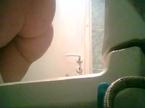 Скрытая камера в туалете снимает писающую студентку