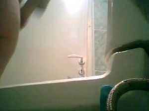 Скрытая камера в туалете снимает писающую студентку