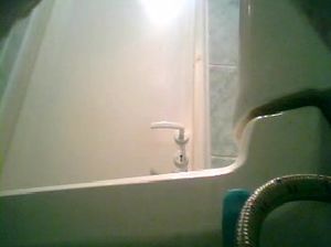 Скрытая камера в туалете снимает писающую студентку