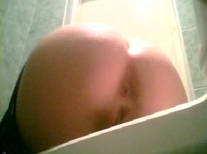 Писающая выпускница сверкает голой мандой на скрытую камеру