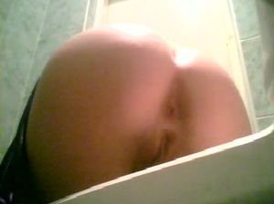 Писающая выпускница сверкает голой мандой на скрытую камеру