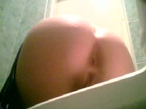 Писающая выпускница сверкает голой мандой на скрытую камеру