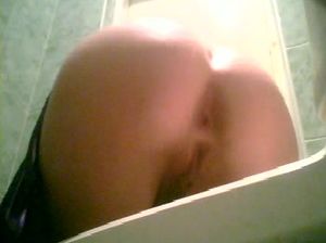 Писающая выпускница сверкает голой мандой на скрытую камеру