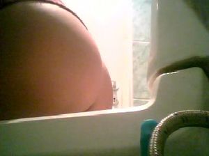 Девка писает и палится на скрытую камеру в туалете