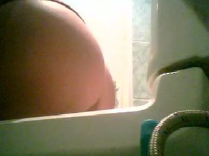 Девка писает и палится на скрытую камеру в туалете