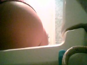 Девка писает и палится на скрытую камеру в туалете