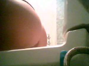 Девка писает и палится на скрытую камеру в туалете