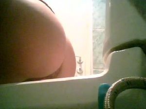 Девка писает и палится на скрытую камеру в туалете