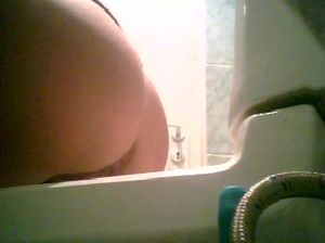 Девка писает и палится на скрытую камеру в туалете