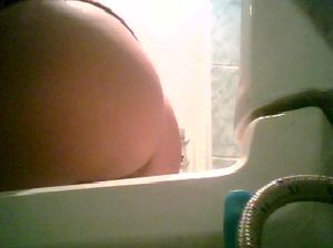 Девка писает и палится на скрытую камеру в туалете