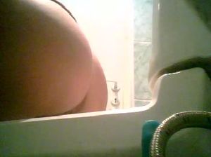 Девка писает и палится на скрытую камеру в туалете