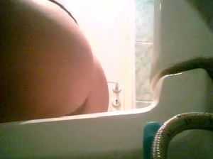 Девка писает и палится на скрытую камеру в туалете