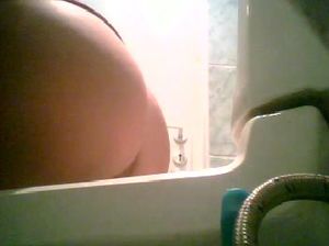 Девка писает и палится на скрытую камеру в туалете