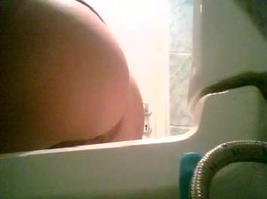 Девка писает и палится на скрытую камеру в туалете