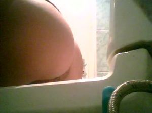 Девка писает и палится на скрытую камеру в туалете