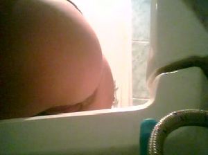 Девка писает и палится на скрытую камеру в туалете