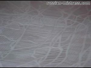 Плохая девчонка плеткой лупит голого раба во время БДСМ сессии