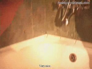 Девушка с бритой киской порадовала своего парня золотым дождём