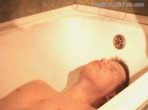 Девушка с бритой киской порадовала своего парня золотым дождём