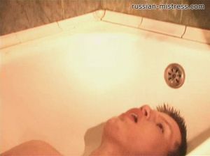 Девушка с бритой киской порадовала своего парня золотым дождём