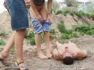 Горячая домина на природе ссыт пацану на лицо