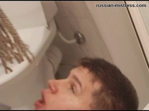 Игривая сучка в чулках писает в рот бойфренду