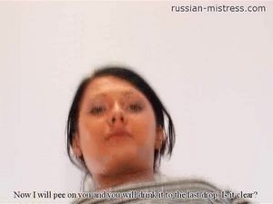 Ненормальная русская девушка писает парню в рот на полу