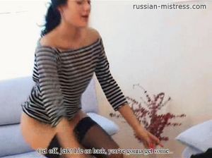 Ненормальная русская девушка писает парню в рот на полу