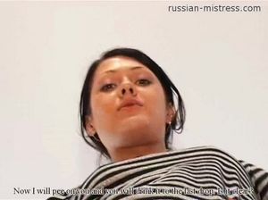 Ненормальная русская девушка писает парню в рот на полу