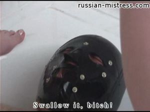 Девка в ванной писает на своего мужика в чёрной маске