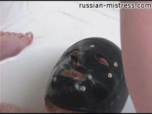 Девка в ванной писает на своего мужика в чёрной маске