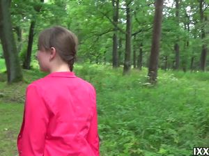 На природе трахает раком свою молоденькую спутницу