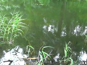 На природе трахает раком свою молоденькую спутницу